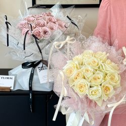 Cellophane Wrap with Floral Lace Border Pack 20 (57x57cm)